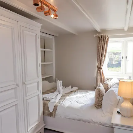 Beacon House * וויטבי