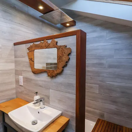 Beacon House וויטבי