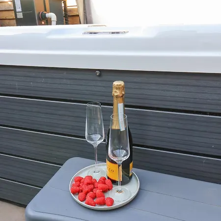 Beacon House * וויטבי