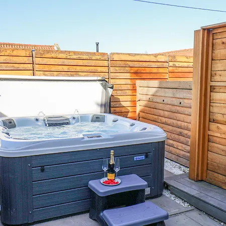 Beacon House בית נופש וויטבי