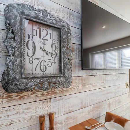 Beacon House * וויטבי