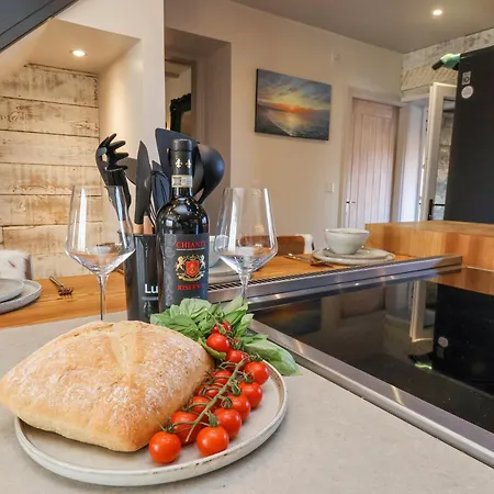 Beacon House * וויטבי