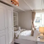 Beacon House * Уитби