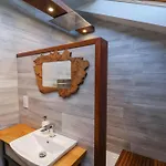 Beacon House Уитби