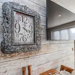 Beacon House * Уитби