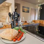 Beacon House * Уитби